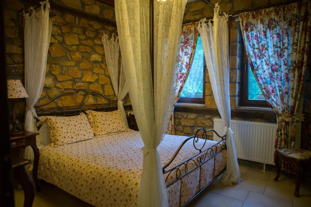Archontiko Emmanouilidi Suites Káto Loutrákion Habitación foto